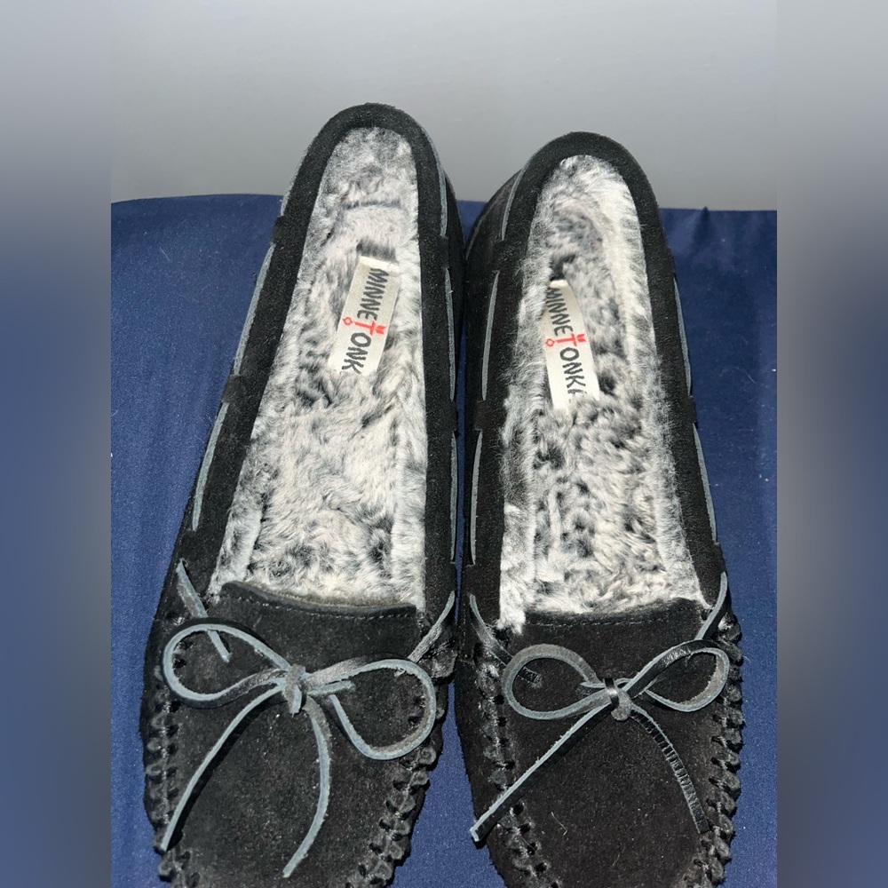 Minnetonka Size 10 Black Moccasins